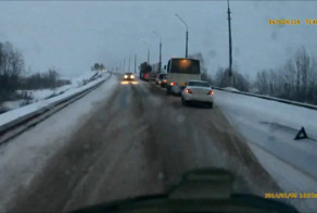 Авария дня 1363. В Сыктывкаре два автобуса и лесовоз попали в ДТП