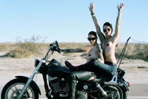 La Motocyclette: Американская фотовыставка доказывает право девушек на