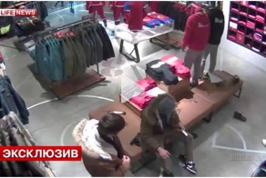 В Москве приезжий избил продавщицу за отказ снять с него кроссовки