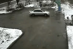 Девушка на заправке