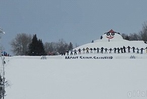 30 человек на лыжах сделали одновременно кувырок...