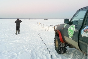 Как вытащить Land Cruiser, провалившийся под лед