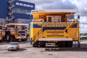 Новый рекорд: самосвал "БелАЗ" утащил 500 тонн груза