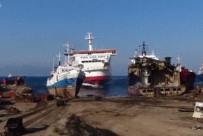 Пришвартовал корабль