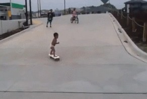 Малыш на скейте 