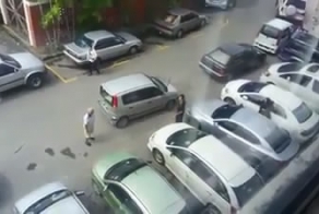 Женщина перекрыла выезд с парковки