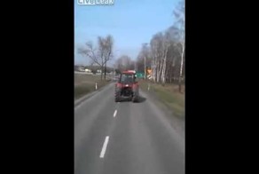 Пьяный Тракторист чудит на дороге!