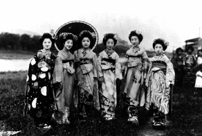 Исторические фотографии гейш и их учениц