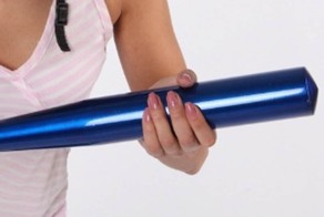 Девушка с помощью биты регулирует движение на перекрестке.