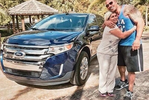 Рестлер и актер Дуэйн Джонсон подарил домработнице Ford Edge