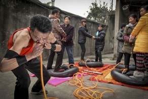 Китаец Nie Yongbing умудряется носом надуть четыре шины за 21 минуту