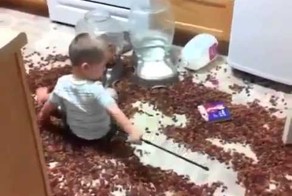 Малыш и собака повеселились на кухни!