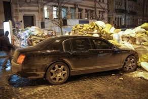 Bentley Continental врезался в баррикаду на Городецкого