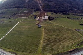 Огромные валуны скатились с горы в жилую долину на севере Италии.