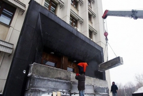 Вход в Одесскую облгосадминистрацию перекрыли бетонными блоками