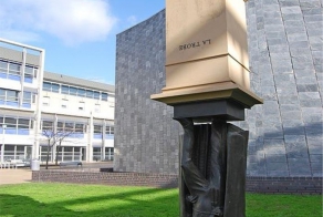 13 самых странных скульптур в мире