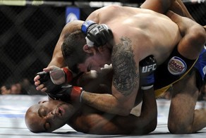 Бойцы MMA бьют так сильно, что порой ломают ноги