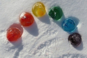 Разноцветные ледяные шары