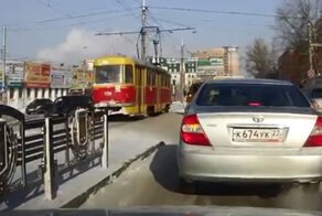 Туалет на трамвайных путях