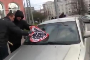 Стопхам сам сдирает свои наклейки