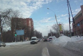 Ушел от столкновения в сугроб.