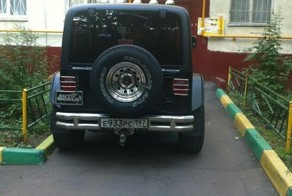 Месть автовладельцу за парковку у подъезда (2 фото)
