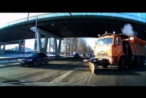 Хёндайуборочный КАМАЗ на дорогах Тюмени