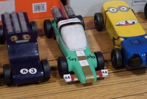 Pinewood Derby - гонки почти самодельных машинок 