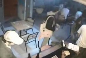 Киллер убивает двоих братьев в баре