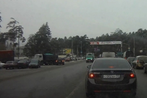 Камазу что то мешает под колесами