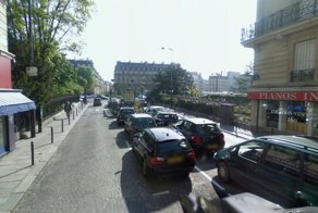 Какой автомобиль стоит у метро в центре Парижа? (4 фото)