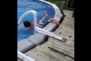 Ребенок сломал ногу рядом с бассейном