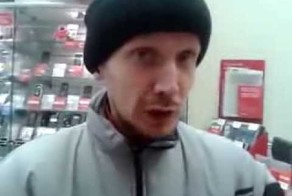 Чоткий поцык в салоне сотовой связи
