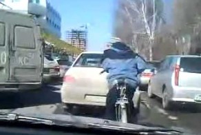 Он же просто опытный водитель