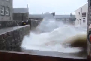 Стена воды во время шторма