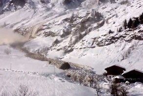 Гигантская лавина накрыла снегом дома в итальянской деревне