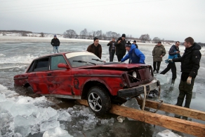 Вытаскивание Volvo со дна Москва реки