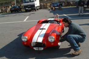 Отец собрал игрушечный Shelby Cobra для сына
