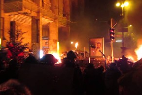 Ночной разгон Евромайдана. Крещатик в огне (Бои на улицах Киева)