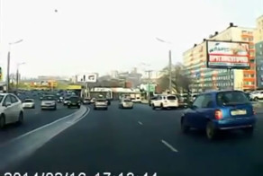 Авария дня 1401. Маленький Nissan смял три автомобиля