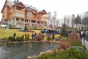 Межигорье изнутри: первые фотографии брошенной резиденции Януковича 