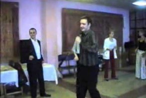 Парень отжог на празднике!