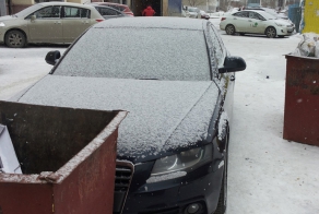 Мусорщик огородил баками автохама