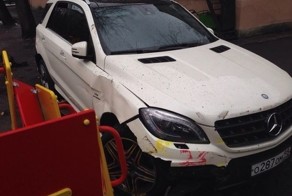 Наркоман на Мерседесе разгромил площадку детского сада