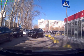 Авария на парковке у магазина