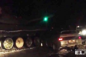 В Нижнем Тагиле танк смял легковушку, которая ехала на красный свет
