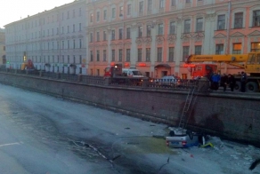 В Петербурге полицейский автомобиль упал в канал Грибоедова