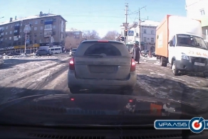 Бабушка упала прямо под колеса