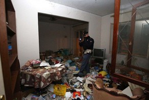 Полиция вытащила женщину из свинарника, в котором ее держала мать