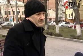 Мужик у Харьковского военкомата